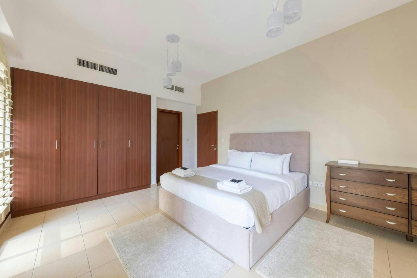 Spacious 2-bedroom Getaway In Jbr, Prime Location Appartement *